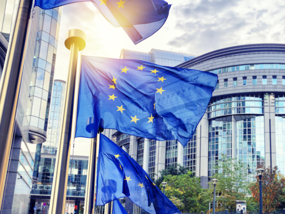 EU Gebäude in Brüssel mit Europaflaggen
