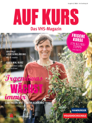 VHS-Magazin Titel: Kursleiterin Judith Henning auf einem Dachgarten