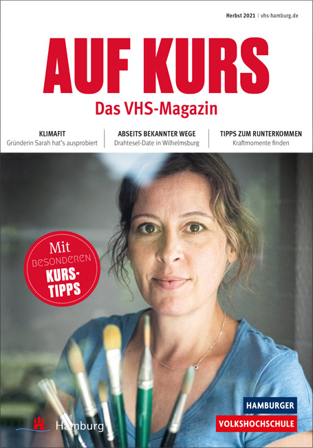 Titelbild "Auf Kurs - Das VHS-Magazin" mit der Künstlerin Britta Gotha