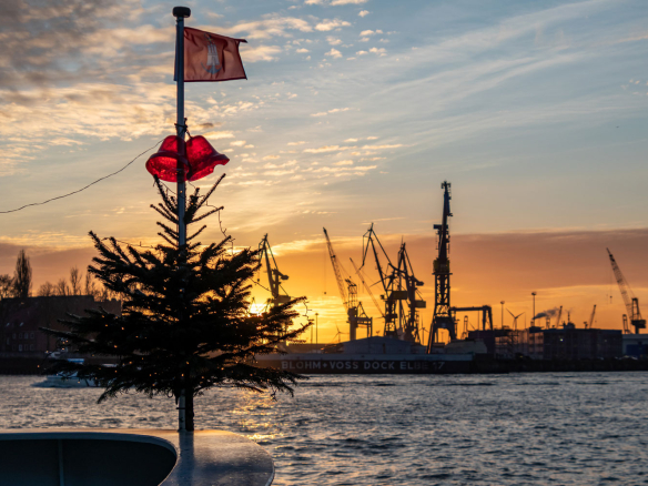 Weihnachtsbaum auf einer Barkasse im Hamburger Hafen